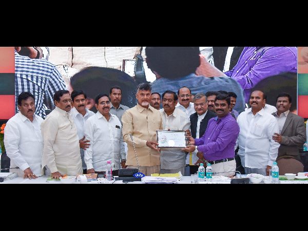  ఘనంగా సత్కరిస్తానని చంద్రబాబు ప్రకటన