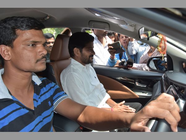 కోర్టుకు వస్తున్న రేవంత్