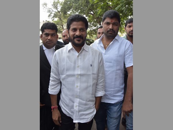 కోర్టు ఆవరణలో రేవంత్