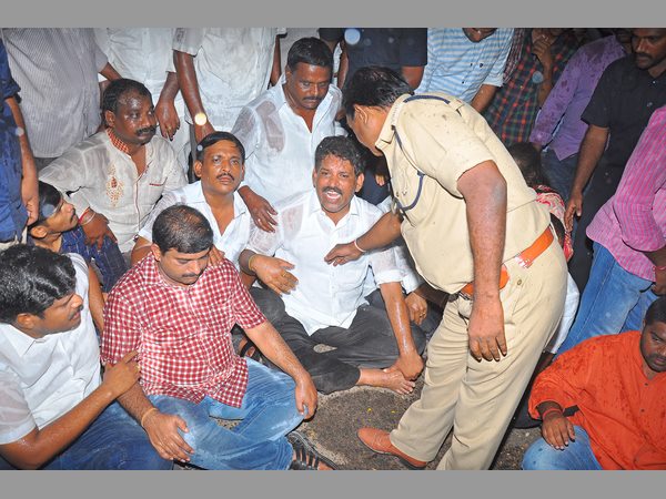 Tension in front of guntur cid office over bhumana investigation