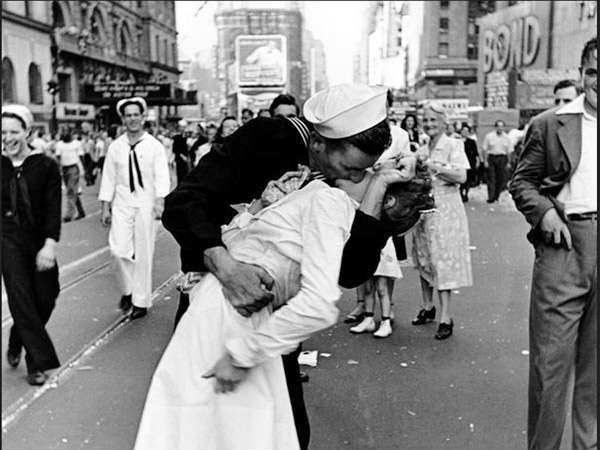 Woman in iconic WWII Times Square kiss photo dies at 92 Woman in iconic WWII Times Square kiss photo dies at 92