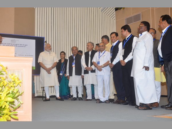 ప్రసాదంతోపాటు పరిశుభ్రతకు సంబంధించిన పత్రాలను పంపిణీ