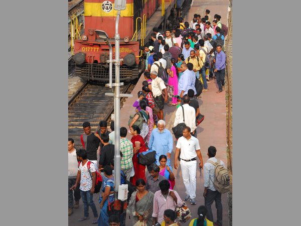  రద్దీ తగ్గించేందుకు ప్లాట్ ఫామ్ టికెట్ ధర పెంపు