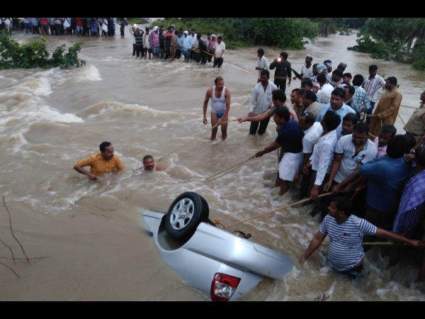  వరదలో కొట్టుకుపోతున్న కారు