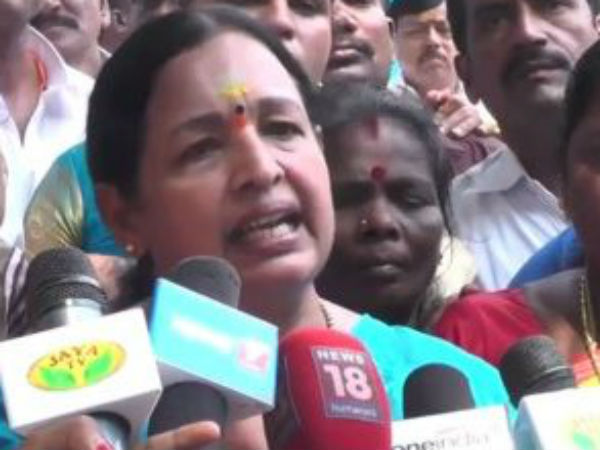  కరుణానిధి రాజకీయం చేస్తున్నారు
