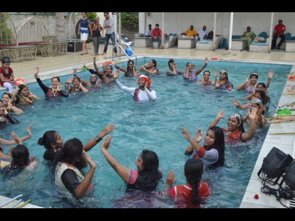 కొలనులో గార్బా-దాండియా