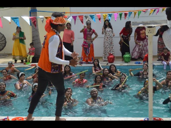 స్విమ్మింగ్ ఫూల్‌లోనే...