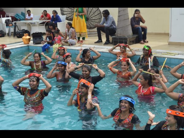 నీటిలో నృత్యాలు