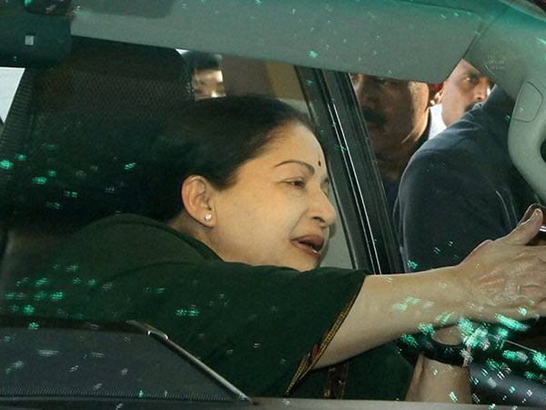 కోలుకుంటున్న జయలలిత