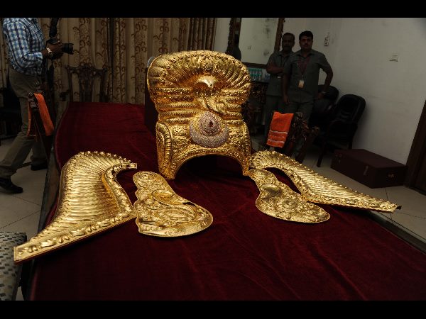  బంగారు కిరీటం: 11 కిలోల 700 గ్రాముల బరువు