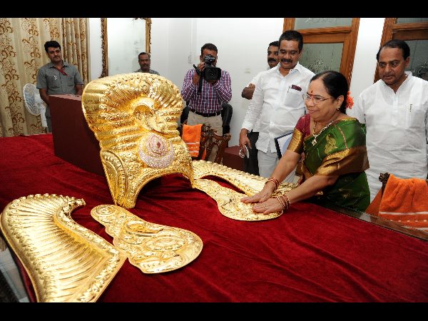  అమ్మవారి కిరీటానికి నమస్కరిస్తున్న సీఎం సతీమణి శోభ