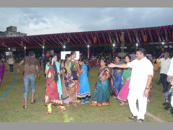 వర్షంలోను లెక్క చేయక గిన్నిస్