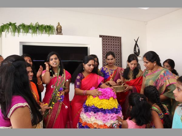 బతుకమ్మ పేరుస్తూ కవిత