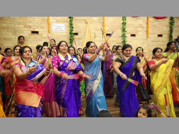 కోలాటం ఆడుతున్న కవిత