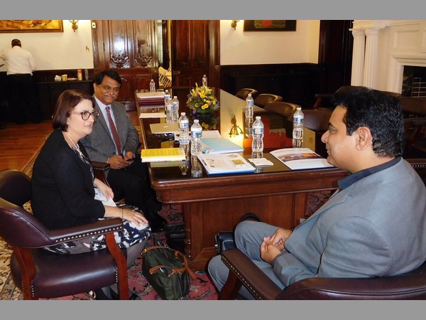 కేథరిన్ బి హడ్డాతో.. కేథరిన్ బి హడ్డాతో..