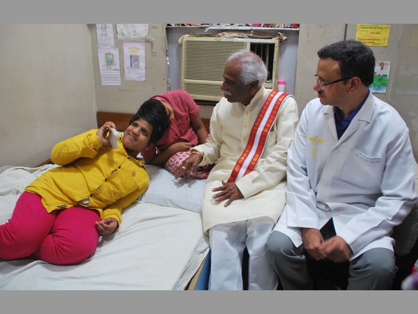 వీణా వాణీలను పరిశీలిస్తున్న కేంద్రమంత్రి దత్తాత్రేయ వీణా వాణీలను పరిశీలిస్తున్న కేంద్రమంత్రి దత్తాత్రేయ