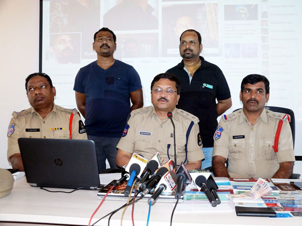 సెర్చ్ చేస్తే రంగు బయటపడింది