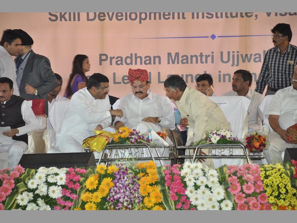 కేంద్రమంత్రులతో..