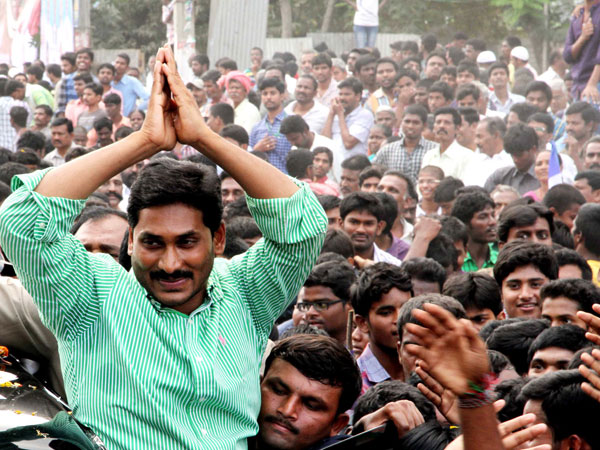 తానొక్కడే అయి జగన్...