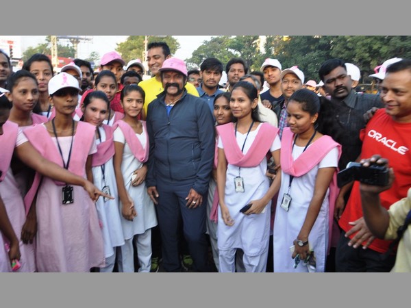 చిన్నారులతో బాలకృష్ణ