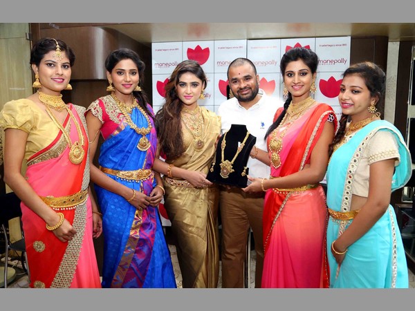 హొయలుపోయారిలా..