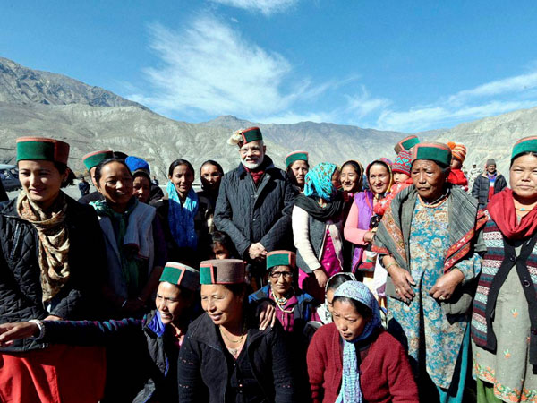 స్థానిక కుటుంబాలతో..