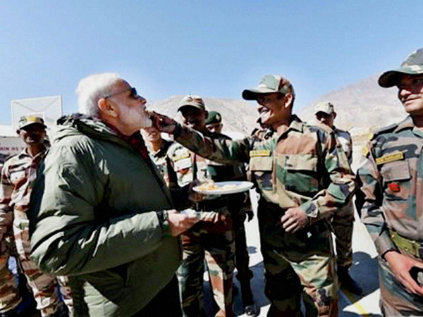 మోడీకి స్వీట్ తినిపిస్తున్న సైనికుడు