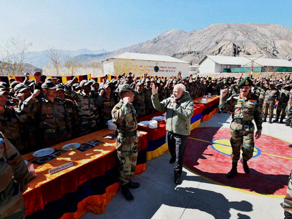  సైనికులకు స్ఫూర్తినిస్తూ..