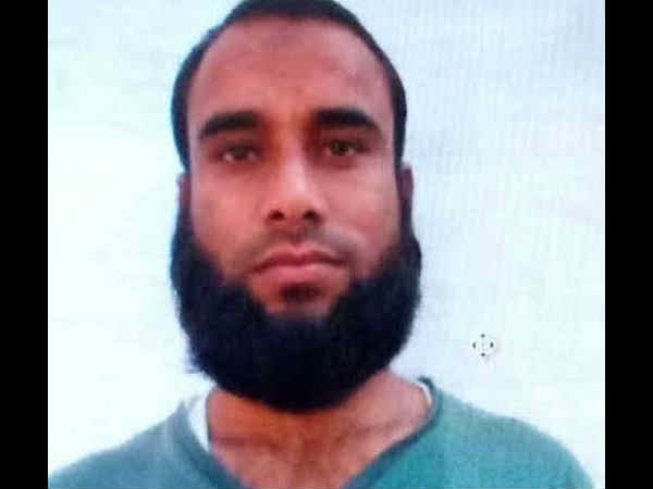 అర్ధరాత్రి గార్డును చంపి..