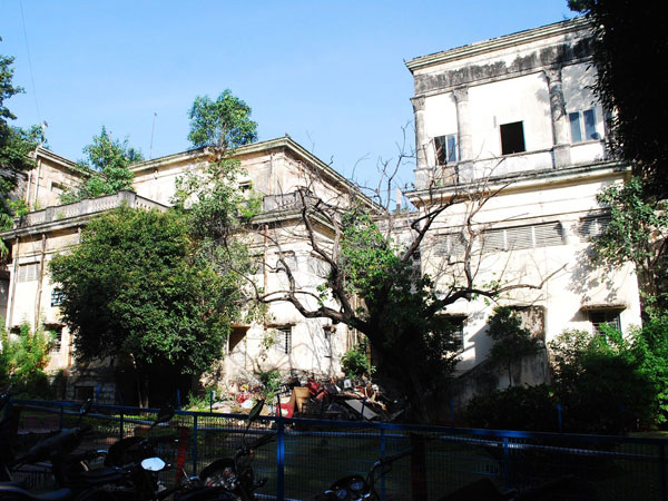 అక్కడి నుంచి సోరంగ మార్గం