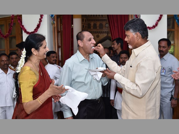 కేక్ తినిపిస్తూ..