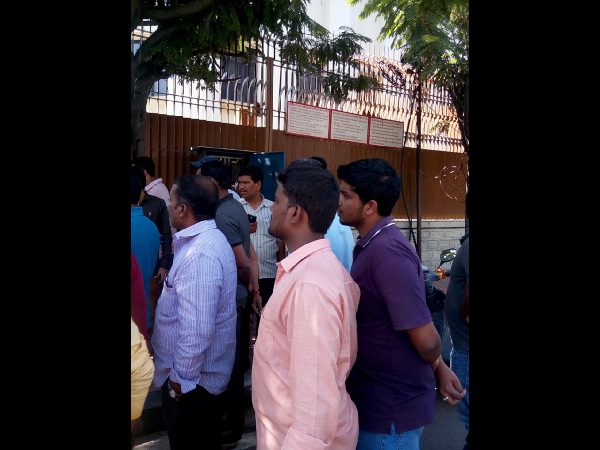 రూ.500కు రూ.100 నొక్కేస్తున్నారు: