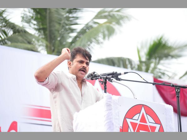 Another meeting of Pawank kalyan in a engineering college! Another meeting of Pawank kalyan in a engineering college!