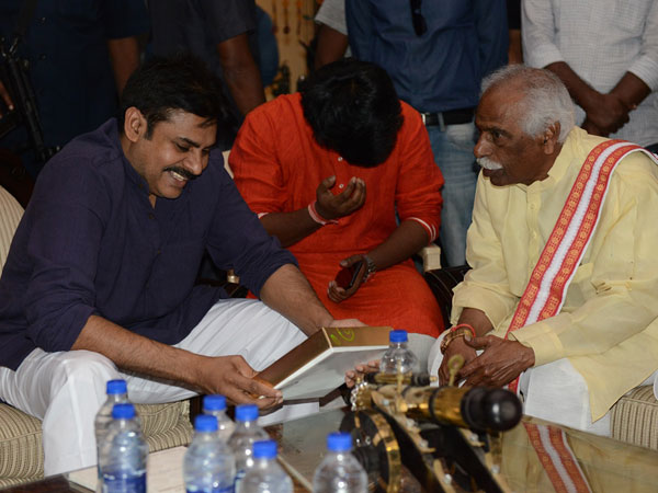 పెళ్లి పత్రిక చదువుతూ.
