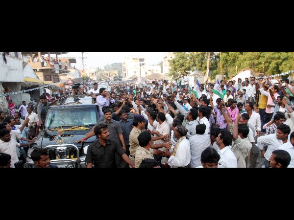 మహిళలు అని చూడకుండా కొడుతున్నారు
