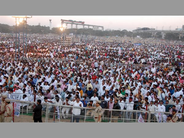 వేలాది జనం