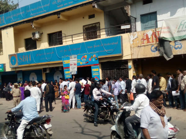huge crowed at banks for exchange of banned currency