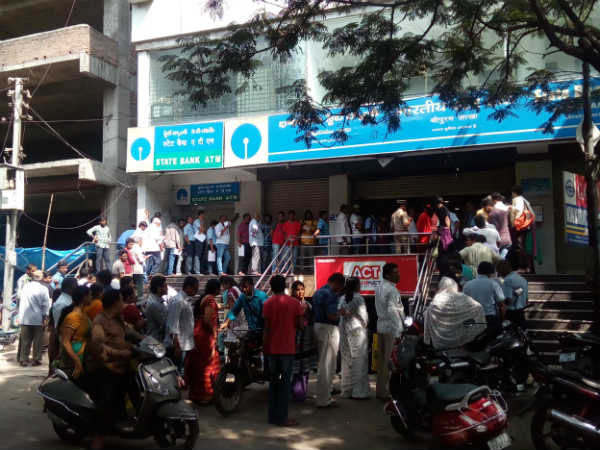 huge crowed at banks for exchange of banned currency