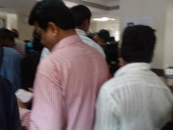huge crowed at banks for exchange of banned currency