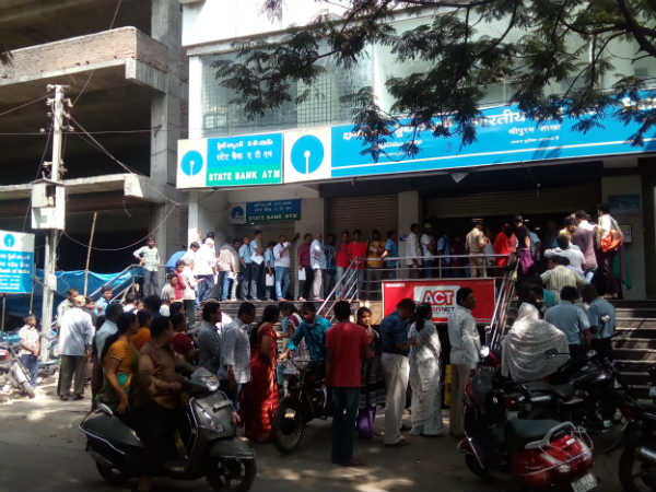 huge crowed at banks for exchange of banned currency