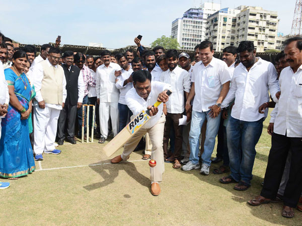 మొత్తం 2100 మంది ప్లేయర్స్: