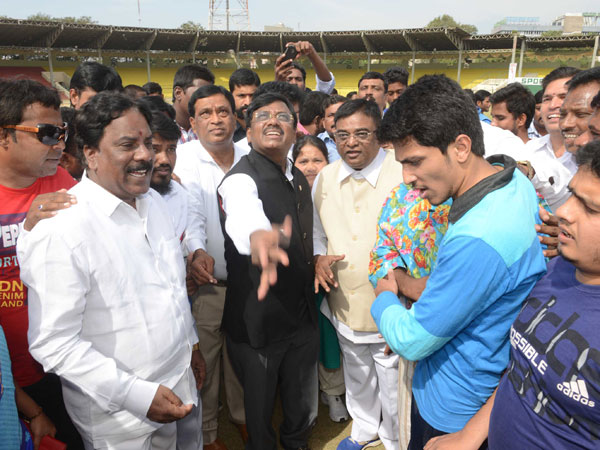 టాస్ వేసి ప్రారంభిస్తున్న వివేక్ :