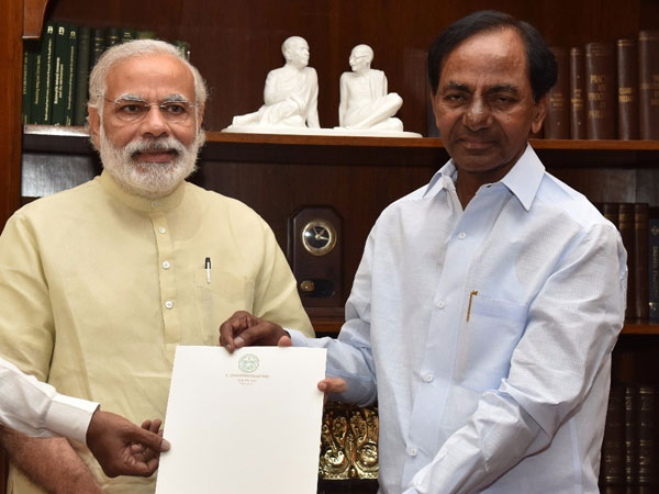 మోడీ కేసీఆర్‌ను పక్కకు ఎందుకు పిలిచారు? 