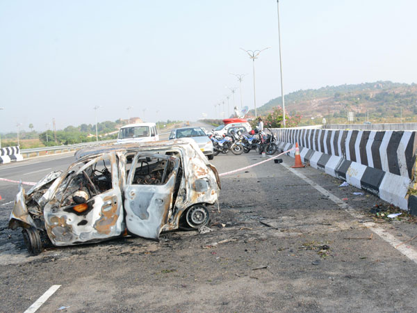 వేగంగా డివైడన్‌ను ఢీకొట్టి..