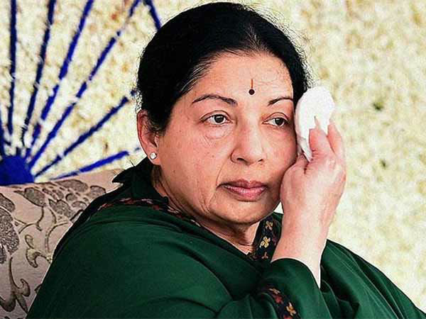 ఆమె నిలబడలేకపోయారు.. ఆమె నిలబడలేకపోయారు..