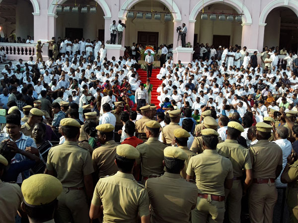 ఎంజిఆర్ మంచి మిత్రుడు కూడా..