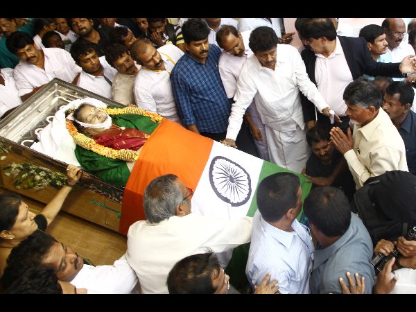 గౌరవ వందనం