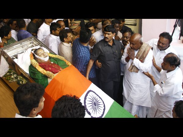 అంత్యక్రియల్లో పాల్గొన్న గవర్నర్