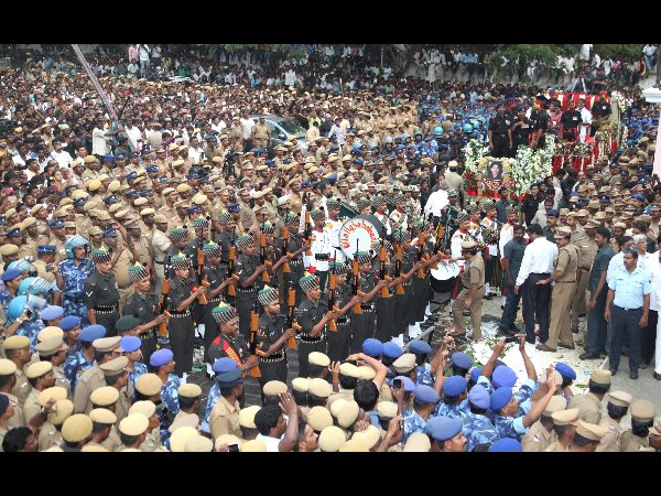 కాలి నడకన మంత్రులు, నేతలు