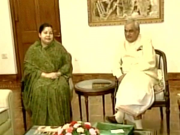 జయలలిత అప్ సెట్... ప్రభుత్వాన్ని కూల్చేందుకు..